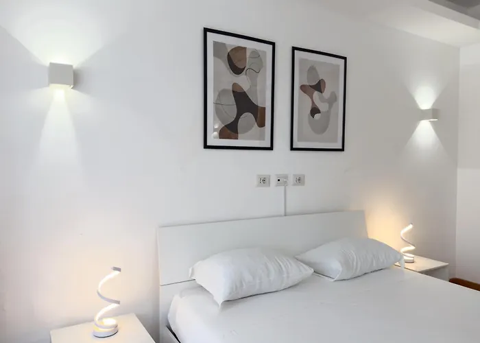 Golden Essence Apartment - Terrace & Metro