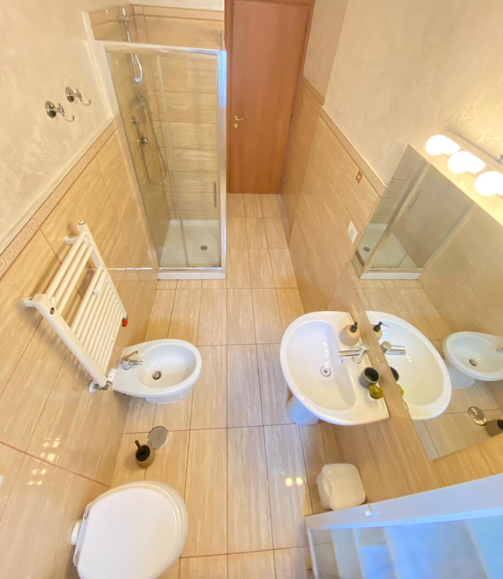 Golden Essence Apartment - Terrace & Metro Apartment