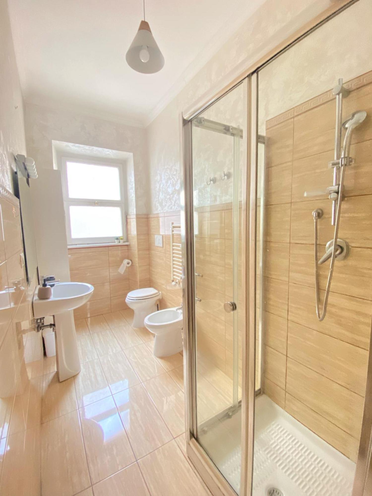Appartamento Golden Essence Apartment - Terrace & Metro *