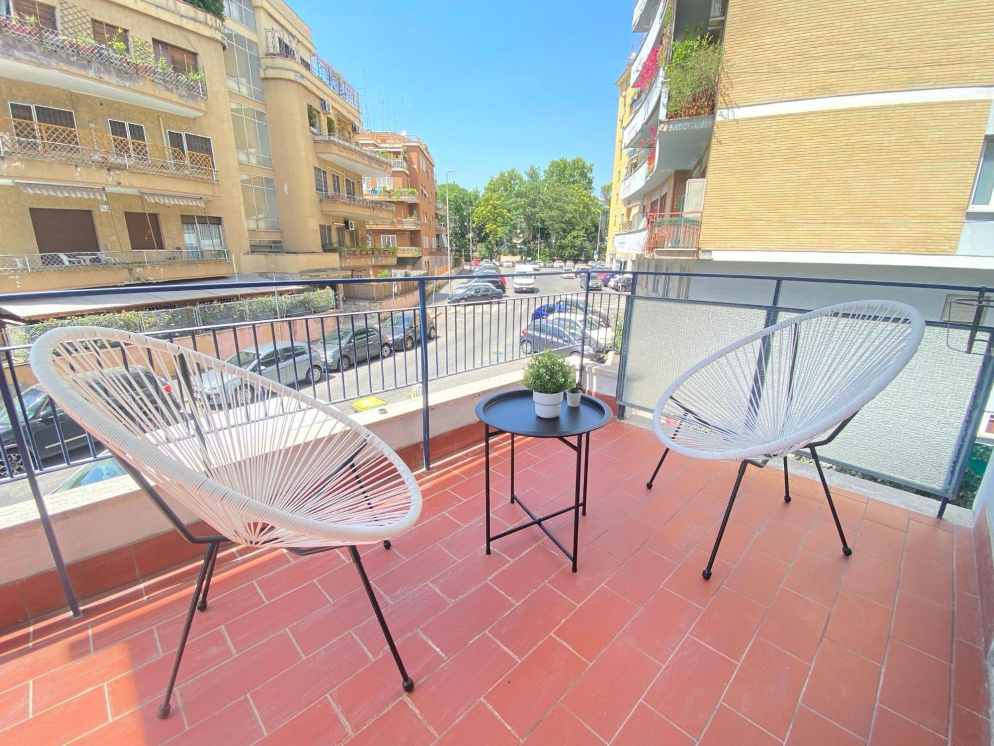 Golden Essence Apartment - Terrace & Metro Apartment *